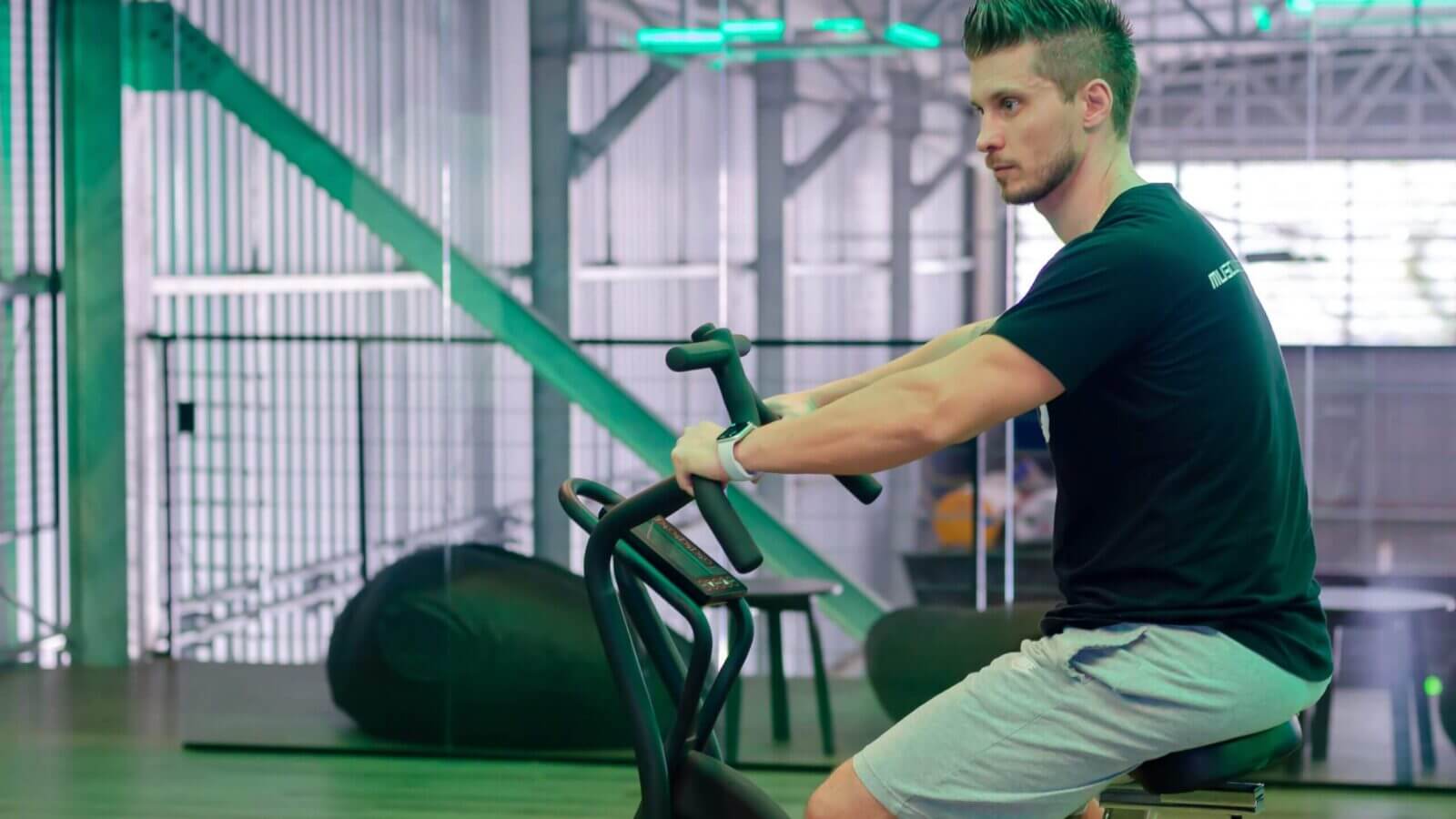 Trening na maszynie fitness dla średniozaawansowanych